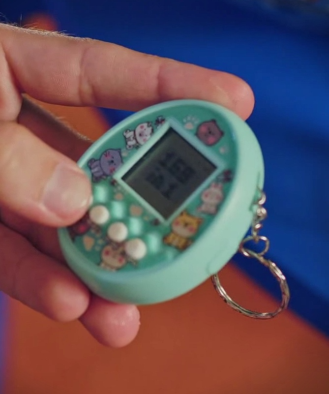 mano agarrando llavero tamagochi tiger mood